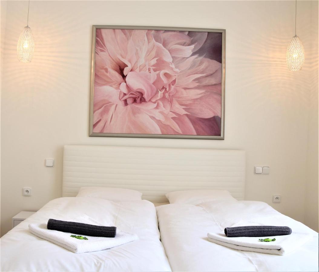 Flowers Apartments Прага Екстер'єр фото