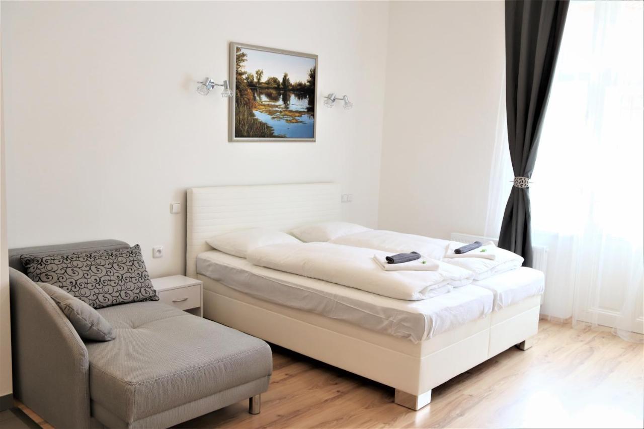 Flowers Apartments Прага Екстер'єр фото