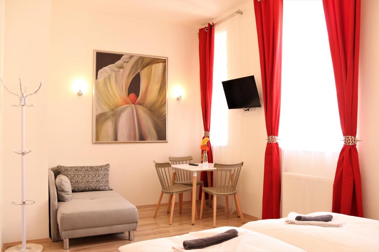 Flowers Apartments Прага Екстер'єр фото