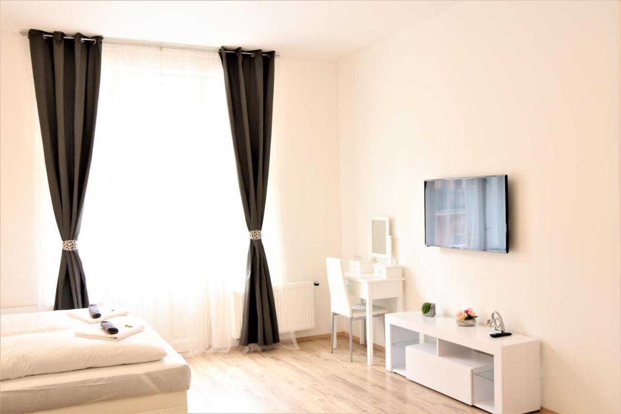 Flowers Apartments Прага Екстер'єр фото