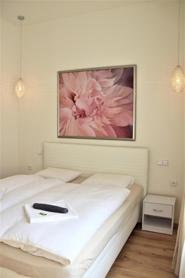 Flowers Apartments Прага Екстер'єр фото