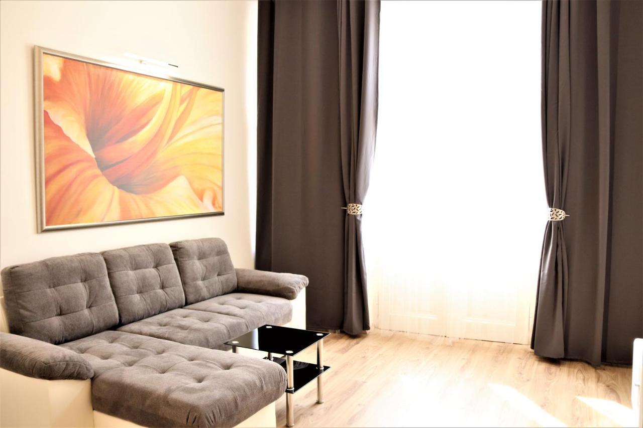 Flowers Apartments Прага Екстер'єр фото