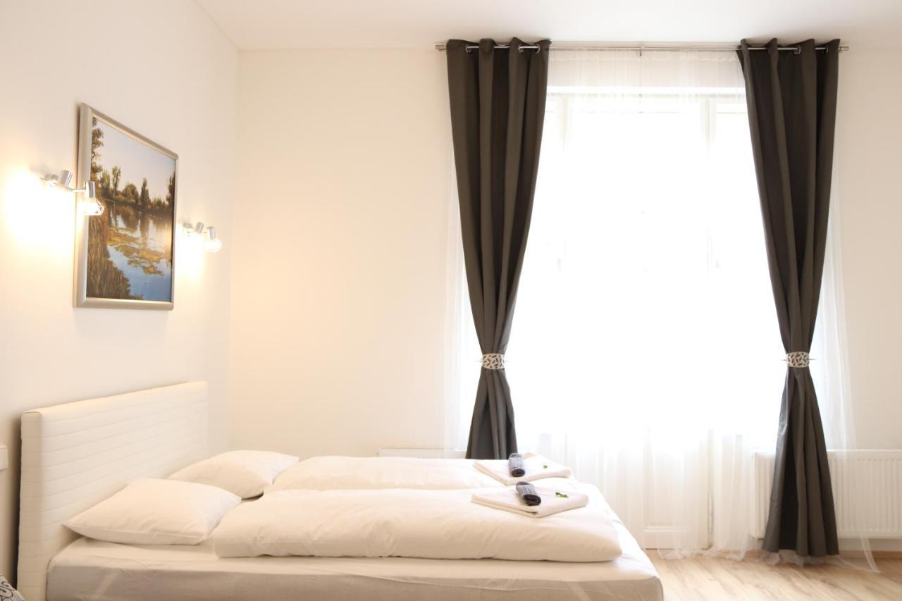 Flowers Apartments Прага Екстер'єр фото