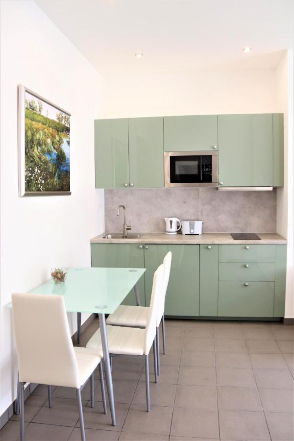 Flowers Apartments Прага Екстер'єр фото